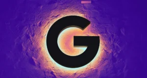 El logotipo de Google iluminado sobre un fondo texturizado en tonos morados y amarillos, acompañada del texto: 'Los cambios en el algoritmo de Google asestan un duro golpe a los pequeños sitios web'.