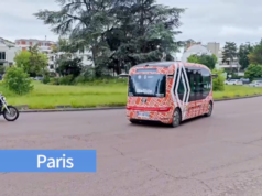 Robobus inicia el primer servicio de lanzadera sin conductor en Europa Un minibús autónomo decorado con un diseño rojo y blanco, identificado con el logotipo de "WeRide", circula por una calle en París. A su alrededor, se ven motocicletas y automóviles, mientras que al fondo hay edificios residenciales y árboles. Un texto en la parte inferior izquierda de la imagen dice "Paris".