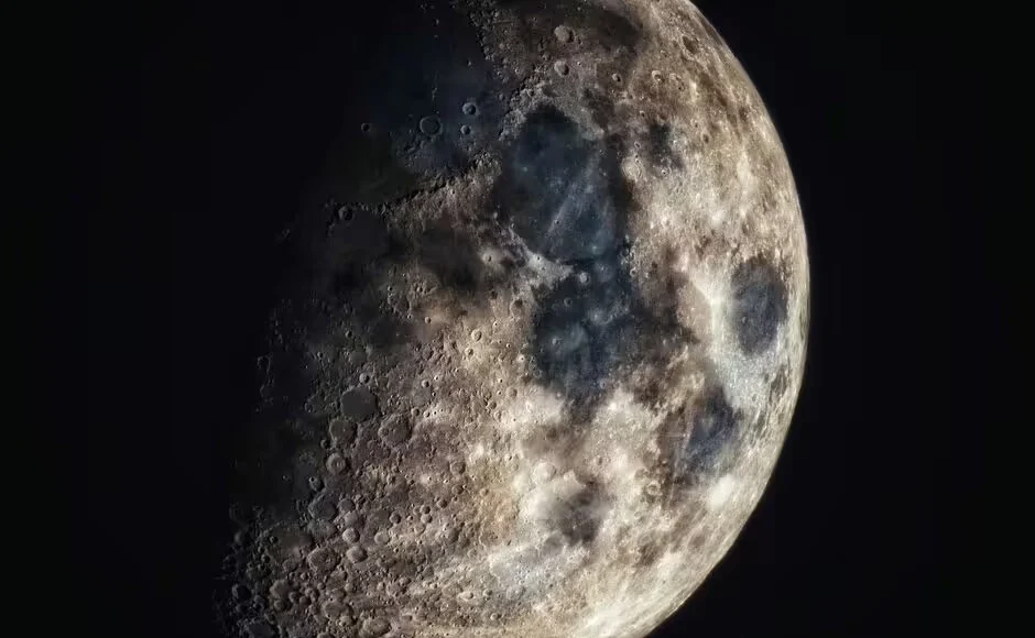 La Luna con una iluminación parcial, mostrando su superficie llena de cráteres y texturas geológicas. La imagen resalta las zonas oscuras y claras de la corteza lunar en contraste con el espacio profundo.