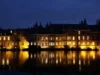 El parlamento neerlandés busca reducir la dependencia de las empresas de software estadounidenses Edificio del Binnenhof en La Haya, Países Bajos, iluminado por la noche, con su reflejo en el agua.