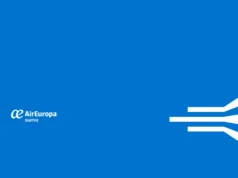 Air Europa alerta sobre intentos de fraude mediante correos electrónicos Fondo azul corporativo de Air Europa. A la izquierda se muestra el logotipo blanco de la aerolínea junto con la palabra "suma", que representa su programa de fidelización. A la derecha, tres líneas blancas estilizadas se proyectan desde el borde, evocando la forma de alas o rutas aéreas.