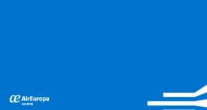 Fondo azul corporativo de Air Europa. A la izquierda se muestra el logotipo blanco de la aerolínea junto con la palabra "suma", que representa su programa de fidelización. A la derecha, tres líneas blancas estilizadas se proyectan desde el borde, evocando la forma de alas o rutas aéreas.