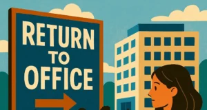 Ilustración colorida de estilo retro que muestra a empleados regresando a la oficina. Un grupo de personas camina por un sendero hacia un edificio de oficinas, mientras una mujer en primer plano sostiene una caja con una planta y una lámpara de escritorio. A la izquierda, un cartel grande dice 'RETURN TO OFFICE' con una flecha apuntando hacia el edificio.