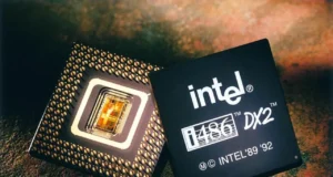 Primer plano de un microprocesador Intel 486 DX2, con su encapsulado abierto mostrando el chip en el centro y su carcasa superior con el logo de Intel y las marcas de 1989 y 1992.