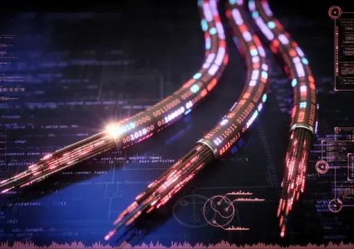 Ilustración digital de tres cables de datos con luces y códigos binarios fluyendo a través de ellos, representando la transferencia de información en una red sobre un fondo oscuro con elementos gráficos tecnológicos.