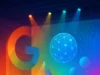 La inteligencia artificial marca una nueva edición del Google I/O 2025 centrada en Gemini Ilustración digital de un escenario futurista iluminado con focos en colores de Google; a la izquierda destaca una “G” gigante y, al fondo, un globo holográfico con nodos que simboliza la IA y la conectividad.
