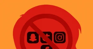 Ilustración de perfil de un niño en rojo sobre fondo naranja, con un símbolo de prohibición que cubre íconos de redes sociales como Snapchat, TikTok, Facebook e Instagram dentro de su cabeza.