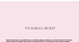 Captura de pantalla sobre un fondo rosa claro con el título “Victoria’s Secret” centrado en la parte superior. Debajo, un párrafo en inglés que informa de un “incidente de seguridad”, el cierre temporal del sitio web y algunos servicios en tienda como medida de precaución, indica que el equipo trabaja para restaurar operaciones, que las tiendas Victoria’s Secret y PINK permanecen abiertas y finaliza con “Last updated 5:11:25 PM”.