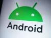 Google confirma actualización masiva de inteligencia artificial para todos los usuarios de Android Primer plano del logotipo de Android en pantalla, con el característico icono verde del robot en forma de cabeza semicircular con dos antenas, acompañado del texto "Android" en letras negras sobre fondo blanco.