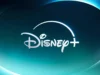 Disney+ introducirá tiendas virtuales para comprar durante la reproducción de contenido Logotipo de Disney Plus con fondo degradado azul y verde, mostrando la palabra 'Disney' en su tipografía característica seguida del símbolo '+', y una curva brillante que atraviesa desde la 'D' hasta el signo más, representando una estela luminosa.