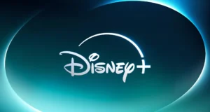 Logotipo de Disney Plus con fondo degradado azul y verde, mostrando la palabra 'Disney' en su tipografía característica seguida del símbolo '+', y una curva brillante que atraviesa desde la 'D' hasta el signo más, representando una estela luminosa.
