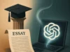 El fin de los ensayos: cómo la IA está transformando la educación universitaria Ilustración dividida en dos mitades: a la izquierda, un birrete universitario sobre una columna clásica y un ensayo manuscrito con pluma; a la derecha, una laptop encendida con el logo de ChatGPT brillando, conectada mágicamente al texto, simbolizando el papel de la inteligencia artificial en la redacción académica y el debate sobre el fin del ensayo tradicional.