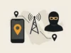 Ilustración digital en estilo plano que representa un ataque de rastreo mediante red celular. Muestra un teléfono móvil con un icono de geolocalización, una torre de telecomunicaciones emitiendo señales, y la silueta de una figura enmascarada, todos conectados por líneas punteadas que simbolizan el seguimiento de ubicación. El fondo sugiere un mapa estilizado de Oriente Medio.