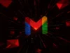 Logo de Gmail en colores vivos sobre un fondo negro, rodeado de múltiples sobres rojos flotando y líneas de datos rojizas que irradian desde el centro, evocando una atmósfera oscura y amenazante.