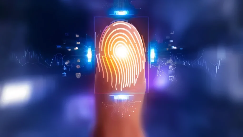 Una huella dactilar iluminada en tonos naranjas y blancos sobre un fondo digital azul, rodeada de iconos tecnológicos y elementos gráficos de ciberseguridad, representando un sistema avanzado de identificación biométrica.