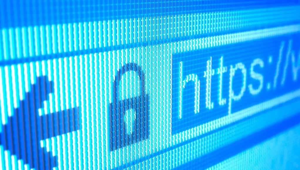 Primer plano pixelado de la barra de direcciones de un navegador con un candado y el texto 'https://', representando una conexión web segura.
