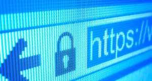 Primer plano pixelado de la barra de direcciones de un navegador con un candado y el texto 'https://', representando una conexión web segura.