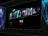 Presentación tecnológica con un ejecutivo de Nvidia señalando una pantalla gigante que muestra distintas aplicaciones de inteligencia artificial y computación, como cuOpt, Warp, Earth-2, MONAI y cuQuantum, representadas con ilustraciones visuales futuristas.
