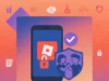 Un teléfono móvil con un candado en pantalla, acompañado por un escudo que muestra a dos figuras juveniles dándose la mano, simbolizando protección infantil o control parental. Fondo con gradientes naranjas y violetas, decorado con iconos relacionados con seguridad y tecnología.