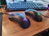 SDL3 incorpora desplazamiento de precisión para usuarios de X.Org Dos ratones para gaming de la marca Razer sobre un escritorio de madera. Ambos tienen el logotipo iluminado, uno en color púrpura y el otro en verde. Al fondo se ve parcialmente un teclado negro.