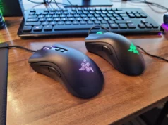 SDL3 incorpora desplazamiento de precisión para usuarios de X.Org Dos ratones para gaming de la marca Razer sobre un escritorio de madera. Ambos tienen el logotipo iluminado, uno en color púrpura y el otro en verde. Al fondo se ve parcialmente un teclado negro.
