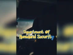 ¿Está Nintendo de acuerdo con que ICE use la propiedad intelectual de Pokémon para reclutar más agentes? Captura de un video oscuro con la silueta de una persona dentro de un vehículo. En el centro aparece superpuesto el texto ‘Department of Homeland Security’ con un estilo de tipografía colorida que imita un diseño infantil o de caricatura.