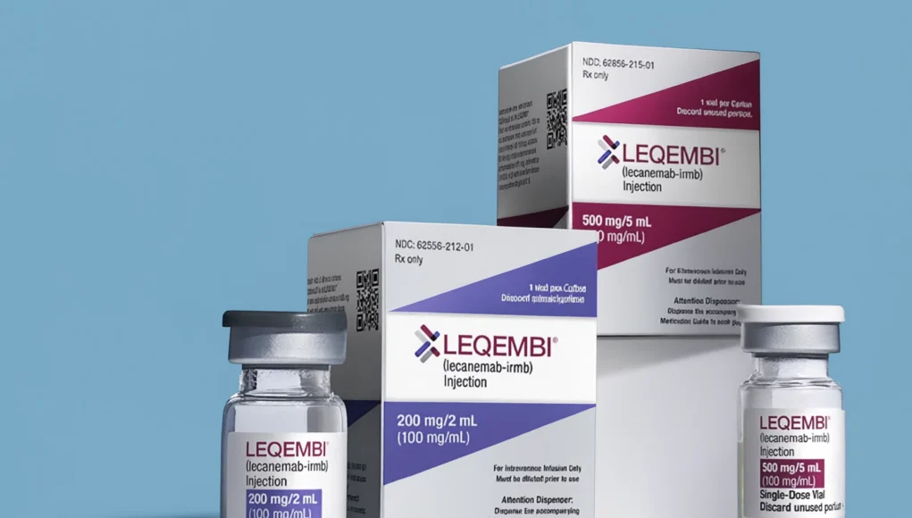 Envases y viales del medicamento Leqembi (lecanemab-irmb), utilizado para el tratamiento del Alzheimer. Se muestran presentaciones de 200 mg/2 mL y 500 mg/5 mL, con etiquetas y cajas de diseño blanco, morado y burdeos sobre un fondo azul claro.