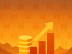 Mistral AI obtiene 1.7 mil millones de euros en su Serie C liderada por ASML Ilustración digital con un fondo simétrico de montañas anaranjadas al atardecer. En el centro aparecen monedas doradas apiladas y un gráfico de barras ascendentes con una flecha hacia arriba, simbolizando crecimiento financiero. De fondo, un patrón repetido del logotipo de Mistral AI en tonos naranjas.