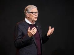 Bill Gates asegura que la IA provocará que trabajemos solo dos días por semana Hombre mayor con gafas y traje oscuro hablando en un escenario, gesticulando con las manos frente a un fondo negro.