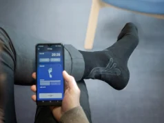 Calcetines inteligentes que permiten a diabéticos recuperar la sensibilidad en sus pies Persona usando calcetines inteligentes para diabéticos con sensores, controlados mediante una aplicación en un teléfono móvil.