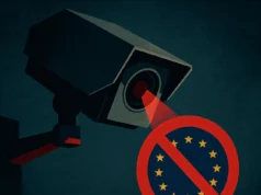 La protesta ciudadana detiene el Chat Control, una gran victoria para la privacidad digital Ilustración distópica de una cámara de vigilancia proyectando un haz rojo sobre un símbolo de la Unión Europea tachado con un círculo rojo, representando la oposición al control masivo de chats en la UE.
