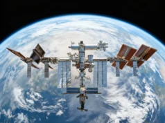 NASA se despedirá de la Estación Espacial Internacional en 2030 y dará la bienvenida a la era de las estaciones espaciales comerciales La Estación Espacial Internacional orbitando sobre la Tierra, con sus paneles solares desplegados y el planeta azul visible de fondo entre nubes y océanos.