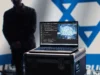 Israel contrata empresa estadounidense para entrenar ChatGPT con narrativas pro-israelíes Portátil abierto sobre una caja metálica mostrando en la pantalla un editor de código con líneas en C y, al lado, una ilustración digital de un cerebro con conexiones neuronales luminosas, representando inteligencia artificial. Al fondo se distingue de manera borrosa una persona y parte de la bandera de Israel en la pared.
