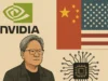 Jensen Huang revela que Nvidia pasó de tener el 95% del mercado chino a cero por las restricciones de EE.UU. Ilustración digital de estilo plano que muestra a Jensen Huang, CEO de Nvidia, con expresión seria y gafas. A su lado aparece el logotipo de Nvidia, las banderas de China y Estados Unidos, y un microchip con circuitos. El diseño utiliza tonos beige, rojos y verdes para simbolizar la tensión tecnológica y comercial entre ambos países.
