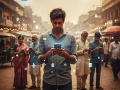 Estudio de IIT revela que apps de Android recopilan todo lo que haces sin consentimiento explícito Joven mirando su teléfono móvil en medio de una calle concurrida, rodeado de otras personas también usando sus dispositivos. Sobre la imagen aparecen iconos digitales y líneas luminosas que simulan conexiones de datos, GPS, cámaras, mensajes y redes, simbolizando el flujo de información y vigilancia tecnológica.