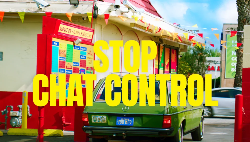 Stop Chat Control Un coche verde detenido frente a un menú de autoservicio en un establecimiento de estilo retro, decorado con banderines de colores. Sobre la escena aparece un gran texto amarillo en mayúsculas que dice “STOP CHAT CONTROL”.