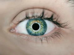 ¡Milagro médico! Primera córnea impresa en 3D devuelve la vista a un paciente legalmente ciego Un ojo humano con iris de tonos azules, verdes y amarillos. La pupila refleja un anillo de luz, y se aprecian con detalle las pestañas y la textura de la piel alrededor.