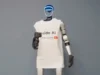 Robot humanoide dispara a YouTuber tras manipular sus protocolos de seguridad Robot humanoide de aspecto futurista con rostro iluminado en azul, vestido con una camiseta blanca con el texto “Inside AI” y un icono de YouTube, de pie frente a un fondo neutro gris, representando la divulgación y presencia de la inteligencia artificial en medios digitales.